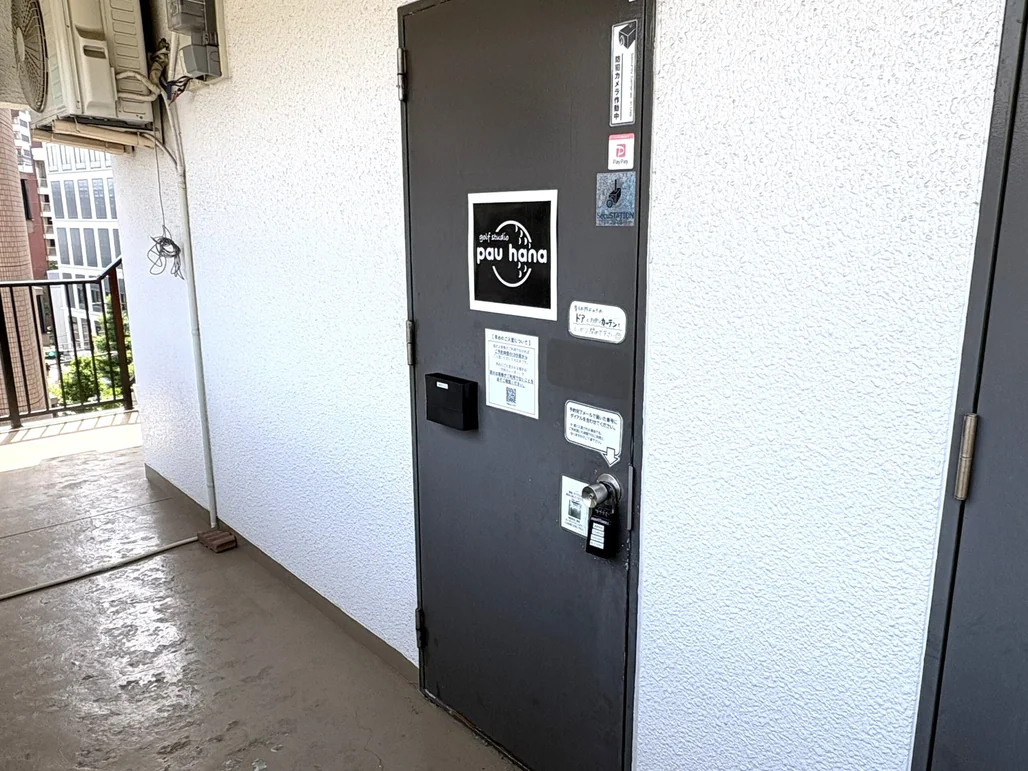 5階の通路の一番奥が当店の入口です